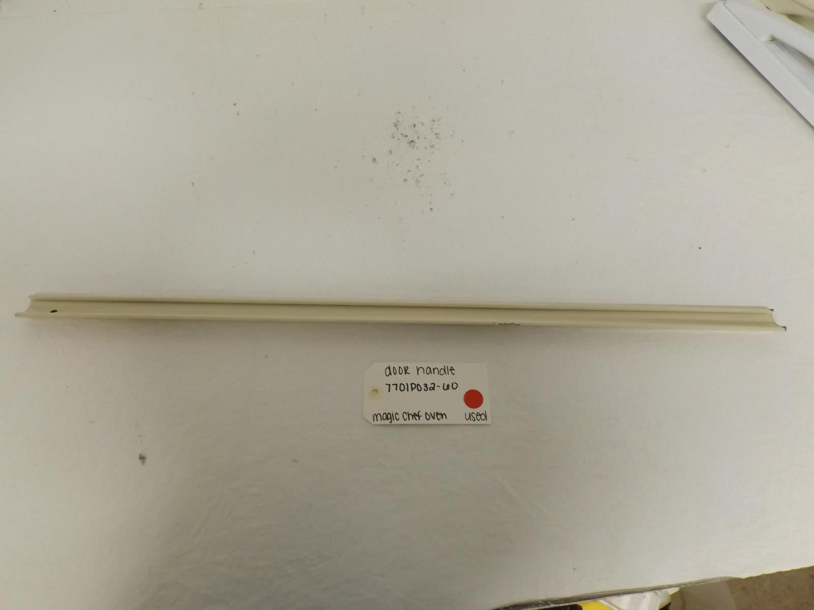 Magic Chef Oven 7701P032-60 Door Handle Used Magic Chef Oven 7701P032-60 Door Handle Used